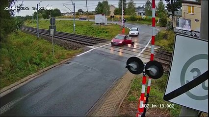Video: Car loses wheel on level crossing as train approaches