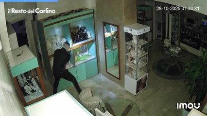 Spaccata in gioielleria a Gabicce: il video