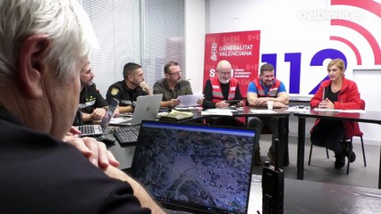 El jefe del Consorcio de Bomberos de Valencia, José Miguel Basset, consulta en el Cecopi el mapa de Chiva