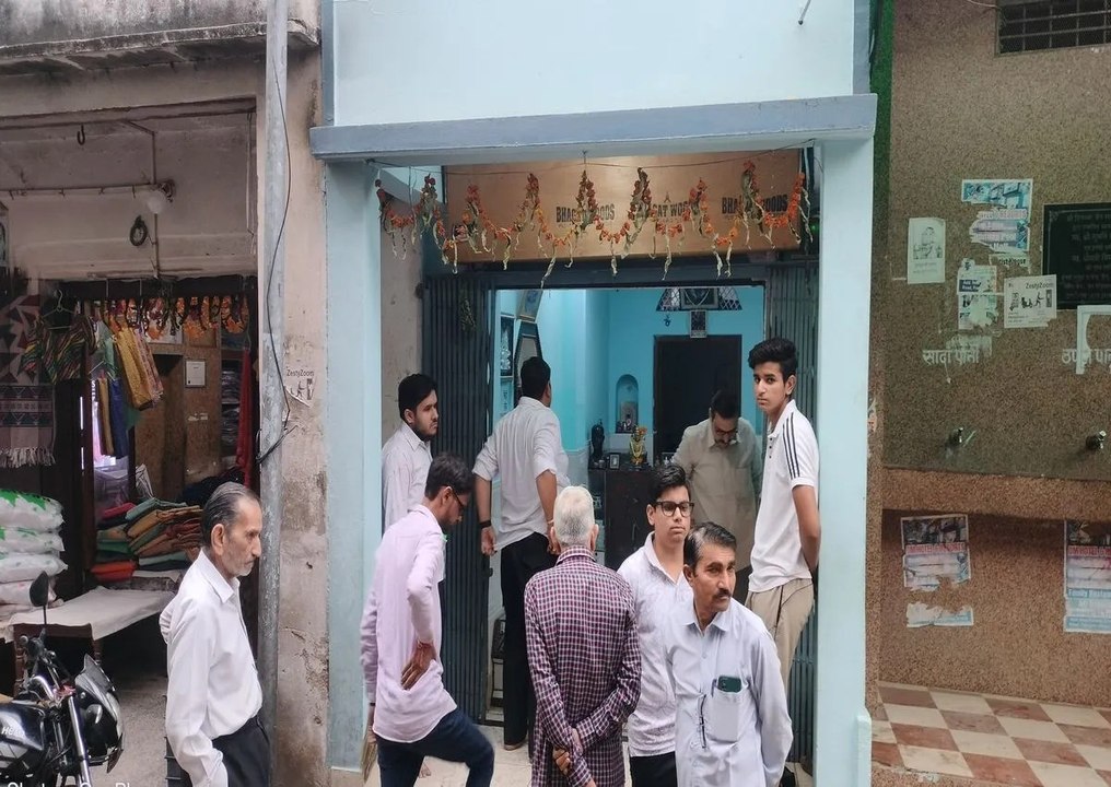 चोरों ने बाजार में आभूषण की दुकान व रेडीमेड कपड...
