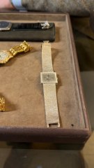 Saurais-tu nous dire d’où elle provient ? Et surtout qui a pu la fabriquer ? #horlogerie #montres #watch #encheres