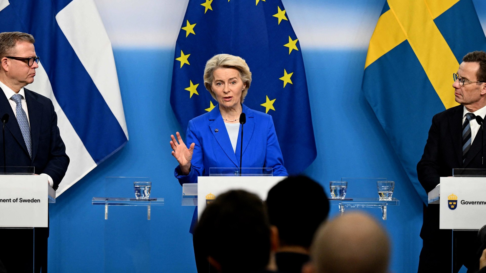 La presidenta de la Comisi�n Europea, Ursula von der Leyen, ha calificado este martes de "provocaci�n" las incursiones de globos procedentes de Bielorrusia en el espacio a�reo de Lituania, unos incidentes que han obligado a cerrar el aeropuerto internacional de Vilna durante tres noches consecutivas. "Esto es una provocaci�n, una amenaza h�brida que no podemos tolerar", afirm� Von der Leyen durante una rueda de prensa en Estocolmo junto a los l�deres n�rdicos, en el marco de la cumbre del Consejo N�rdico.

La mandataria europea asegur� que estas acciones refuerzan la necesidad de acelerar el plan de rearme europeo para 2030 y de avanzar en la creaci�n de un sistema conjunto antidrones. Las autoridades lituanas cerraron el domingo su frontera con Bielorrusia tras detectar nuevos globos &mdash;presuntamente meteorol�gicos y utilizados para el contrabando de cigarrillos&mdash; que cruzaban hacia su territorio. "Independientemente de lo que sean, no toleraremos ninguna incursi�n en nuestro espacio a�reo", subray� Von der Leyen, mostrando su apoyo a Lituania.

Los incidentes se producen pocas semanas despu�s del avistamiento de drones no identificados en Dinamarca, cerca de instalaciones militares y aeropuertos, hechos que Copenhague calific� como parte de un ataque h�brido. La primera ministra danesa, Mette Frederiksen, reconoci� la dificultad de atribuir responsabilidades directas, aunque se�al� a un "actor profesional", en referencia impl�cita a Rusia.

Estos sucesos reavivan la preocupaci�n europea por la seguridad a�rea y las amenazas h�bridas que buscan desestabilizar al continente mediante provocaciones tecnol�gicas y campa�as de desinformaci�n.