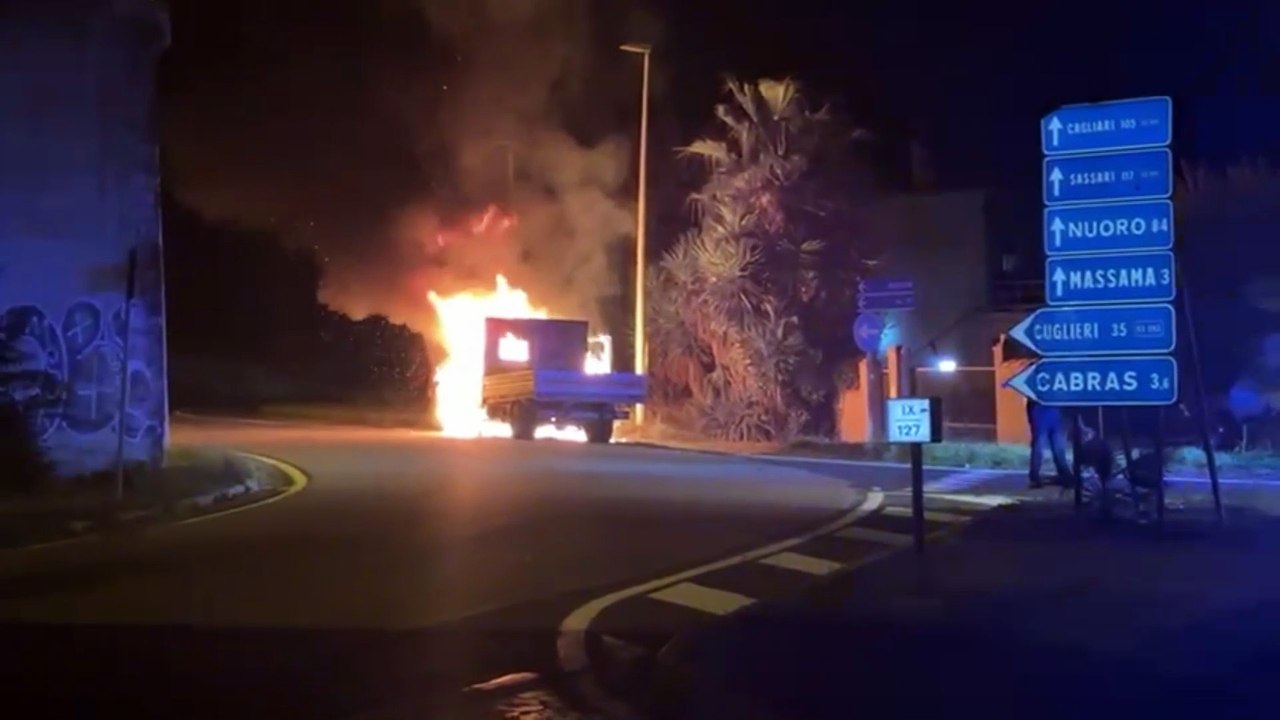 Oristano, furgone prende fuoco sotto al cavalcavia: le immagini delle fiamme e l'intervento dei vigili del fuoco