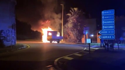 Oristano, furgone prende fuoco sotto al cavalcavia: le immagini delle fiamme e l'intervento dei vigili del fuoco