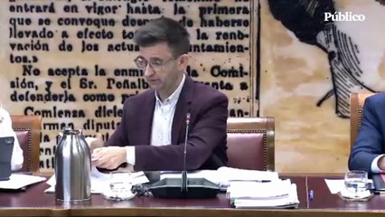 El presidente de RTVE muestra una noticia de 'Público' en el Senado
