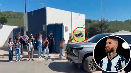 Sergio Ramos se lleva la playera de aficionado de Rayados en su camioneta y no le da su firma