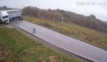 Imagens chocantes mostram caminhão derrapando e colidindo com carro