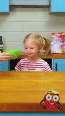 Mom’s genius hack for mess-free meals 🍽️🧲😎 #parenttips #foodhack