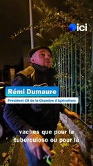 Les agriculteurs de la Coordination Rurale déversent du fumier et des pneus à Périgueux en Dordogne