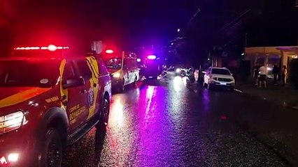 Focus bate em carro estacionado e capota na Rua Pio XII, no Centro de Cascavel