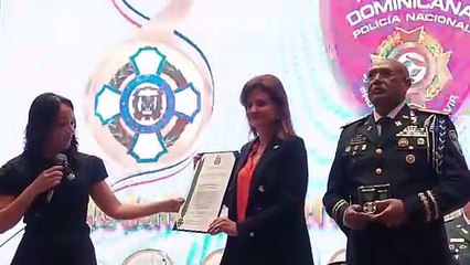 Presidente Luis Abinader recibe la Medalla al Mérito Policial con distintivo verde