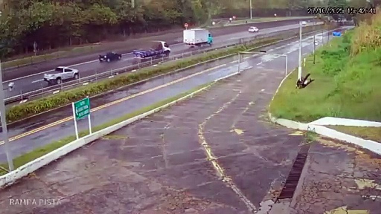 momento exacto en que volcó micro de hinchas de Flamengo