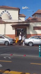 Gustavo Salcedo saliendo del velatorio de la madre de Maju Mantilla