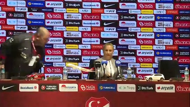 A Milli Kadın Futbol Takımı'nda Necla Güngör Kıragası: Oyuncularımı canı gönülden kutluyorum