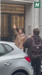 Maricarmen baja a saludar a los asistentes momentos previos a la rueda de prensa