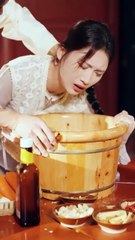 Niña humillada vendía arroz frito, ¡su plato curó al millonario y él la adoptó al instante