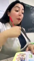 معلمة تدرس تلاميذها بطريقة مبتكرة