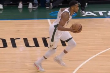 Antetokounmpo se 'fuma' el paso cero con unos pasos para la historia