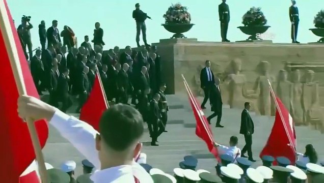 Anıtkabir'deki 29 Ekim Töreni'nde Recep Tayyip Erdoğan ve Her yer Tayyip, her yer Erdoğan sloganları atıldı.