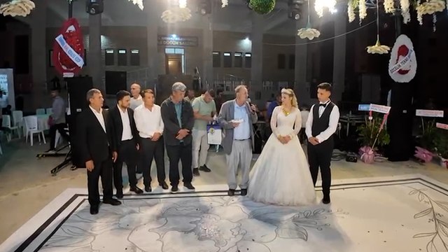 Muhtar düğünde ifşa etti: 'Bütün hırsızlıkları MHP'li başkan yaptı'