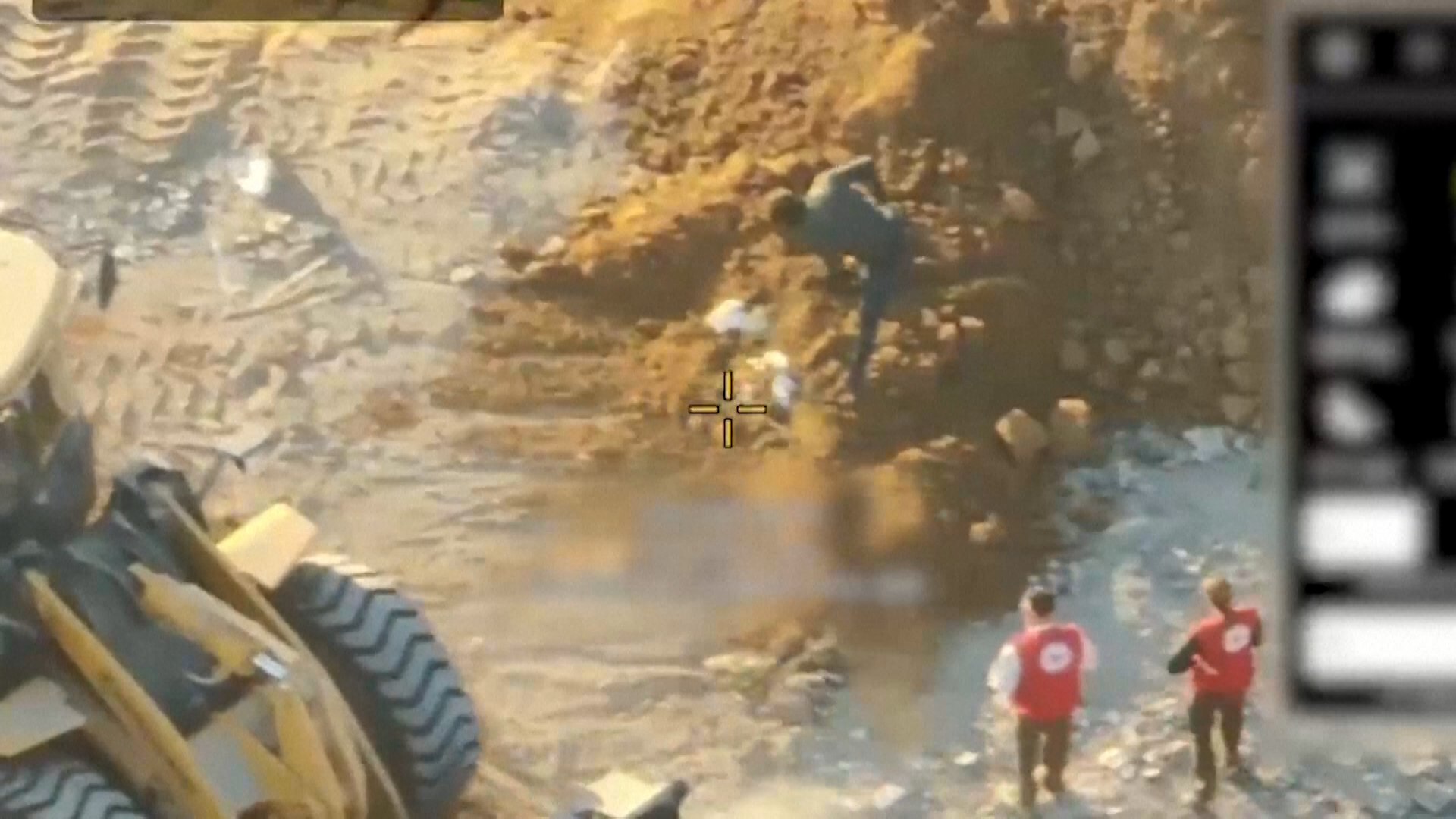 El Gobierno de Israel ha difundido un video que, seg�n sus autoridades, demuestra c�mo miembros de Ham�s habr�an escenificado el descubrimiento de los restos de un reh�n en la Franja de Gaza. En las im�genes, captadas por un dron militar, se observa a tres hombres vestidos de negro enterrando una bolsa blanca en una zona destruida. Momentos despu�s, una excavadora remueve la tierra y un cuarto individuo graba con su tel�fono el supuesto "descubrimiento" del cuerpo.

Las Fuerzas de Defensa de Israel (FDI) aseguran que se trata de una maniobra propagand�stica de Ham�s para simular la recuperaci�n de restos humanos y manipular la opini�n p�blica. El video fue publicado el 28 de octubre de 2025 por la Oficina de Prensa del Gobierno israel� y difundido por varios medios internacionales.

Por el momento, la autenticidad de las im�genes no ha podido ser verificada de forma independiente. Associated Press analiz� el material, confirm� su ubicaci�n, pero no logr� determinar la fecha exacta de la grabaci�n ni si realmente hab�a restos humanos en la bolsa. Ham�s no ha respondido oficialmente a las acusaciones.