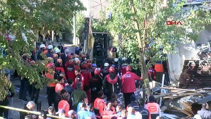 Gebze'de bina çöktü; 5 kişilik aileye ulaşılmaya çalışıyor