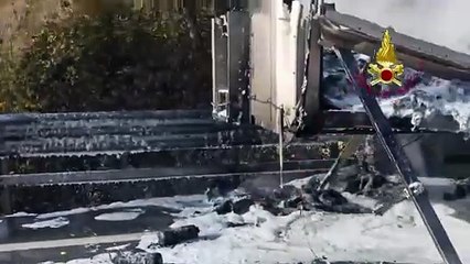 Umbria, tir in fiamme a Casacastalda. L'intervento dei vigili del fuoco