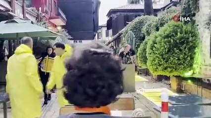 Sağanak ve rüzgar aniden bastırdı, devrilen ağacın altında kalan 3 kişi yaralandı