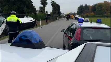 Bus di studenti si scontra contro auto: un morto e cinque feriti