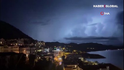 Şimşeklerin dansı anbean kameraya yansıdı