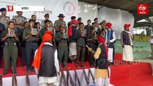 सरेंडर नक्सलियों का कांकेर में रेड कारपेट पर स्वागत, संविधान की कॉपी दी गई, IG बोले- टॉप नक्सल लीडरशिप की ताकत पहले जैसी नहीं