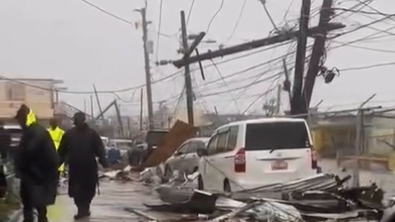 Routes inondées, arbres déracinés, électricité coupée : les dégâts de l'ouragan Melissa en Jamaïque