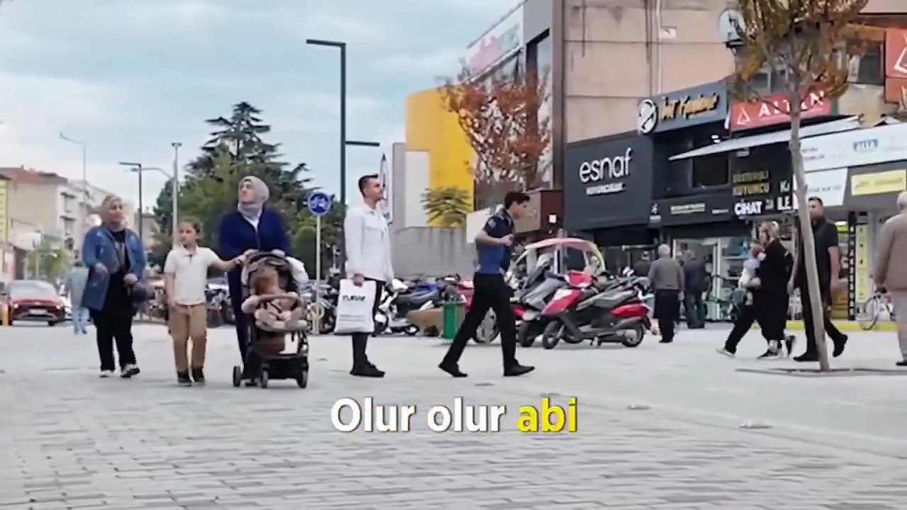 Düzce'de yapılan bir sosyal deneyde, hiçbir vatandaş Türk bayrağının yere düşmesine izin vermedi