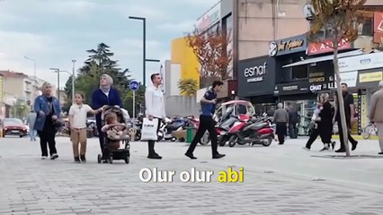 Türk bayrağı yere düşmez! Düzce'de duygulandıran sosyal deney... Temizlik işçisi çöp topladığı eldivenlerini atıp koştu