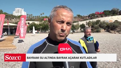 Bayramı su altında bayrak açarak kutladılar
