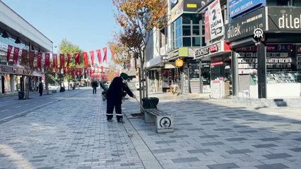 Düzce'de duygulandıran 'Türk bayrağı' deneyi... Temizlik işçisi çöp topladığı eldivenlerini atıp koştu