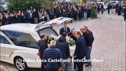 Il funerale di Flavio Saraci, morto nel sonno a 19 anni