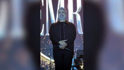 Emrah’tan duygulandıran anlar! Sahnede gözyaşlarına boğuldu