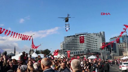 Gökyüzünde Cumhuriyet coşkusu! Jandarma’dan izleyenleri büyüleyen ‘üzüm salkımı’ gösterisi