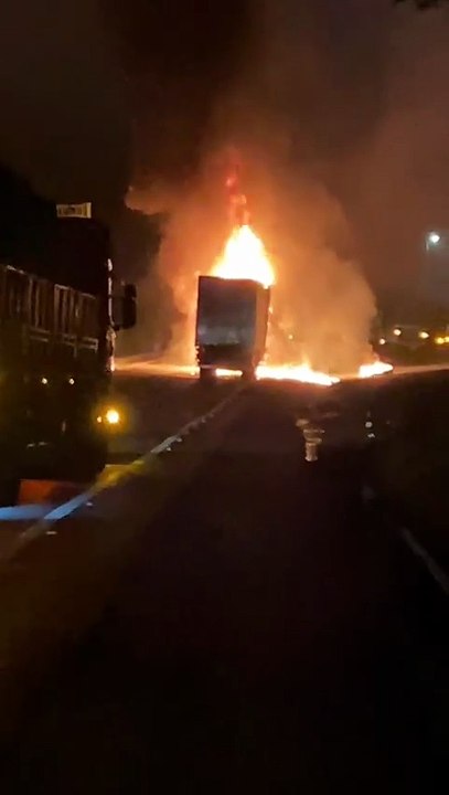 Batida entre carretas provoca incêndio e deixa um ferido em estado grave na BR-101