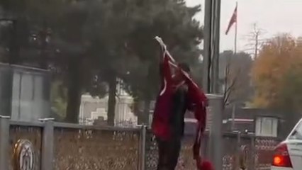 Erzincan'da yere düşen bayrakları yağmur altında toplayan vatandaş takdir gördü