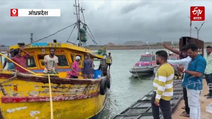 तट से टकराया चक्रवात मोंथा, तेज हवा के साथ बारिश, 160 ट्रेनें प्रभावित