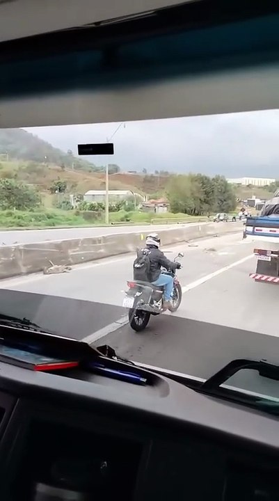 Carreta carregada de tubos de ferros tomba e interdita BR-381