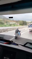 Carreta carregada de tubos de ferros tomba e interdita BR-381