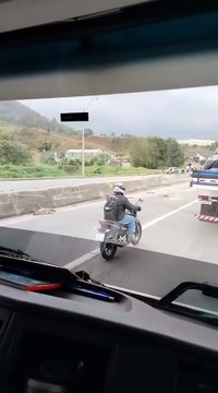 Carreta carregada de tubos de ferros tomba e interdita BR-381