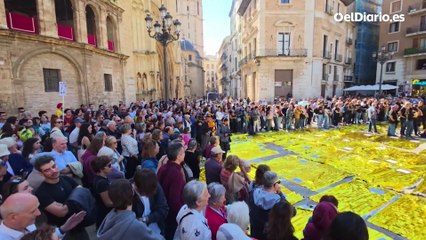 Decenas de personas homenajean a las víctimas de la dana en Valéncia