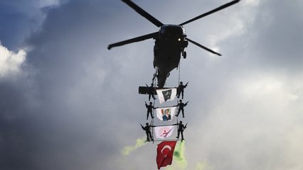 Komandolardan 29 Ekim'e özel 'üzüm salkımı' gösterisi