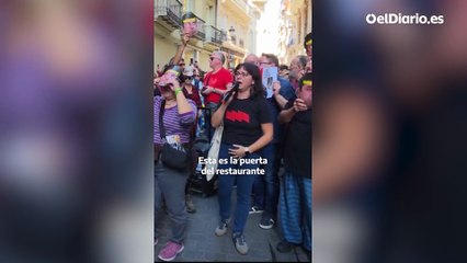 "Mientras él comía, la gente se moría": una protesta recorre la ruta de Mazón a El Ventorro