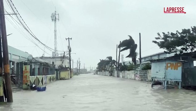Giamaica, l'uragano Melissa allaga le strade di Kingston