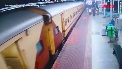 India, scivola mentre sale su un treno in corsa: donna salva per miracolo